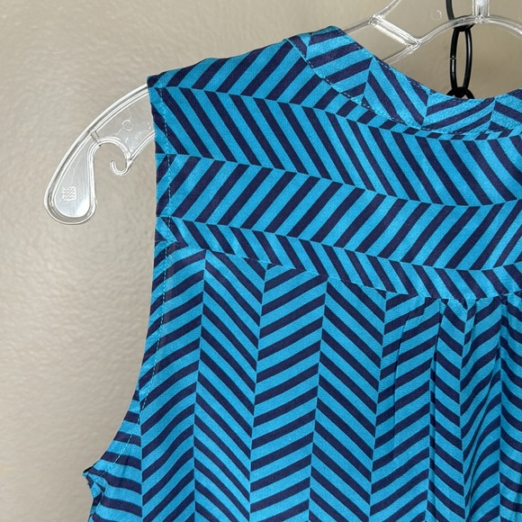 Banana Republic women’s silk sleeveless geometric pattern blue blouse, size XS - Picture 9 of 14